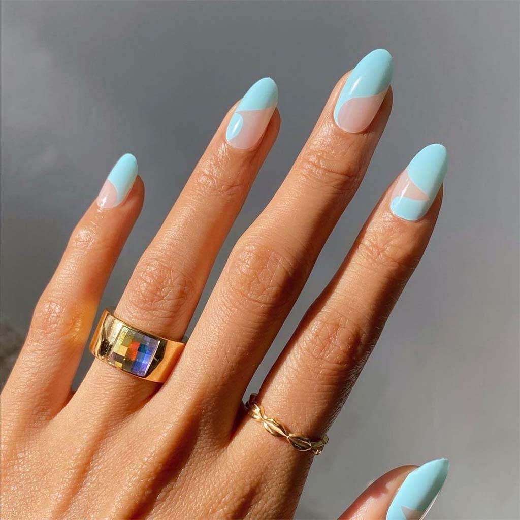 Pretty Ocean-inspired Nails